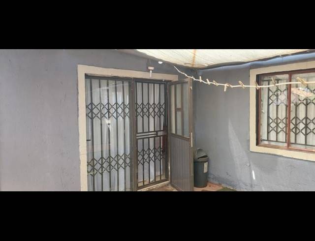 2 BEDROOM HOUSE FOR SALE IN LUFHERENG